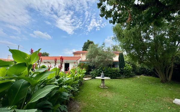 Maison à vendre    5 pièces • 196 m2 Mérignac