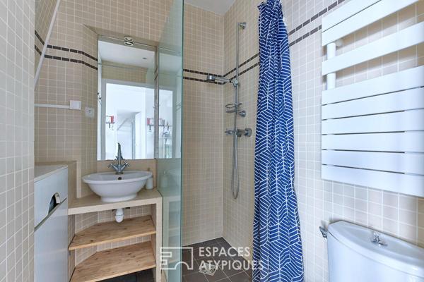 Ensemble de caractère avec balcons en dernier étage