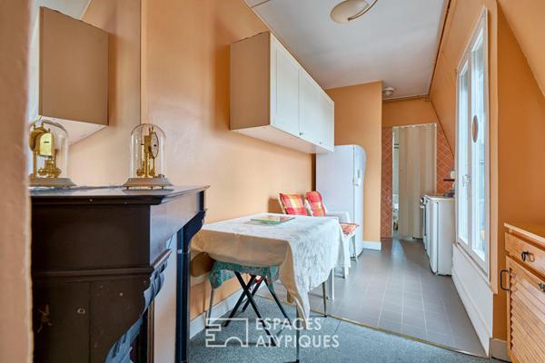 Ensemble de caractère avec balcons en dernier étage