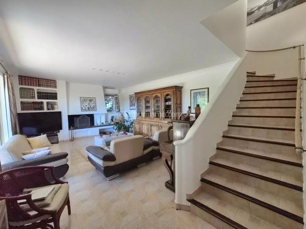 Vente                                                      Maison
                        
                     5 pièces                      140 m2                     à Draguignan