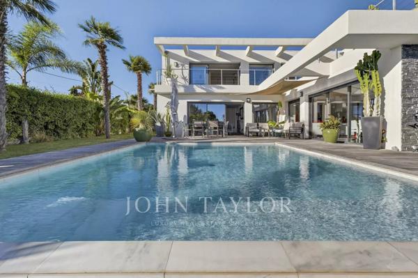 Villa Contemporaine avec Piscine et Vue Dégagée