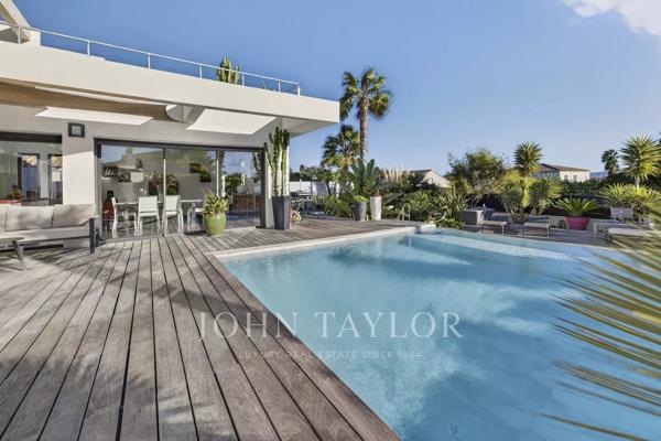 Villa Contemporaine avec Piscine et Vue Dégagée