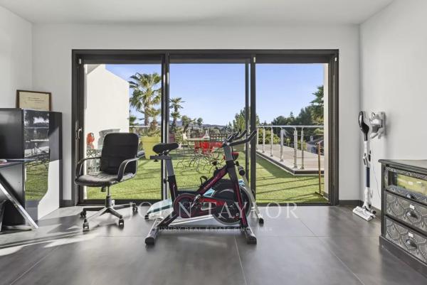 Villa Contemporaine avec Piscine et Vue Dégagée