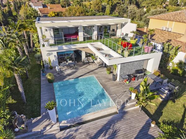 Villa Contemporaine avec Piscine et Vue Dégagée