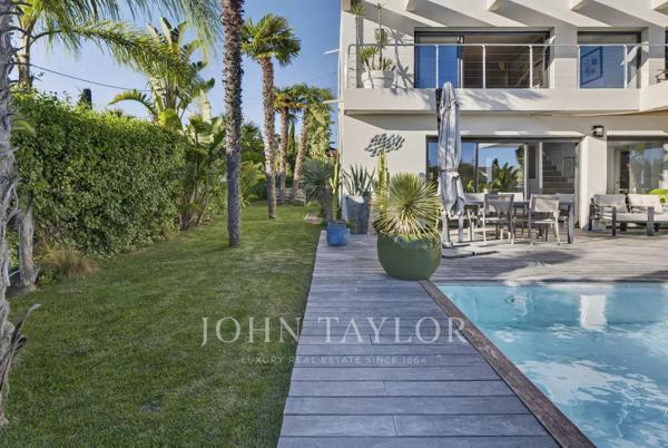 Villa Contemporaine avec Piscine et Vue Dégagée