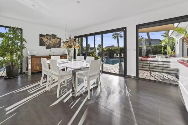 Villa Contemporaine avec Piscine et Vue Dégagée