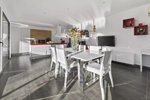 Villa Contemporaine avec Piscine et Vue Dégagée