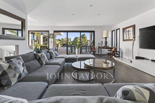 Villa Contemporaine avec Piscine et Vue Dégagée