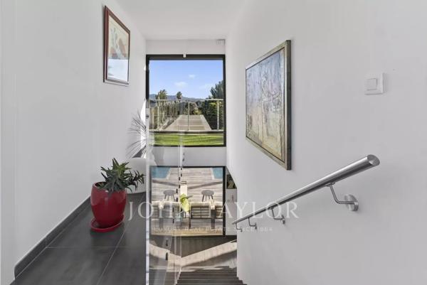 Villa Contemporaine avec Piscine et Vue Dégagée