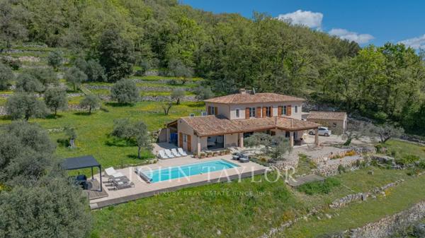 Chateauneuf-Grasse - Charmante propriété offrant une vue époustouflante sur les collines et la mer