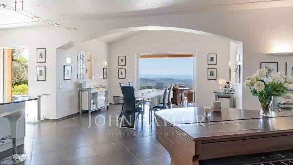 Chateauneuf-Grasse - Charmante propriété offrant une vue époustouflante sur les collines et la mer