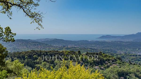 Chateauneuf-Grasse - Charmante propriété offrant une vue époustouflante sur les collines et la mer