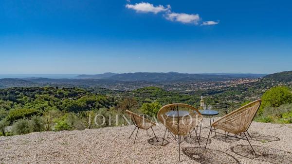 Chateauneuf-Grasse - Charmante propriété offrant une vue époustouflante sur les collines et la mer