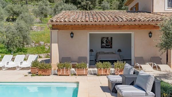 Chateauneuf-Grasse - Charmante propriété offrant une vue époustouflante sur les collines et la mer