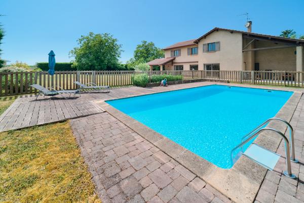 Maison
         8 pièces
        - 200 m² Exclusivité 430 000 € *