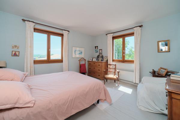 Maison
         8 pièces
        - 200 m² Exclusivité 430 000 € *