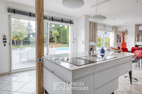 Villa contemporaine avec piscine & spa : l’élégance d’une vie dedans-dehors, au coeur de Pruniers