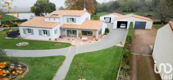 Maison traditionnelle 6 pièces de 170 m² à Chantonnay (85110)