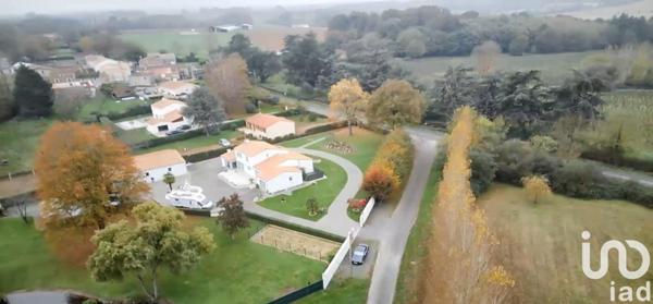 Maison traditionnelle 6 pièces de 170 m² à Chantonnay (85110)