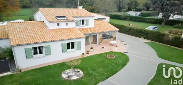 Maison traditionnelle 6 pièces de 170 m² à Chantonnay (85110)
