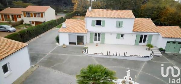 Maison traditionnelle 6 pièces de 170 m² à Chantonnay (85110)