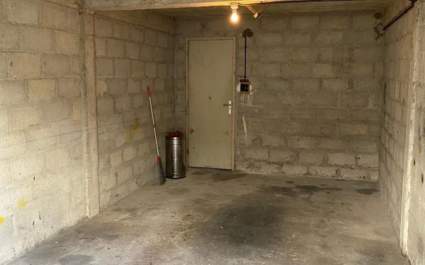 Stationnement à louer    Brest