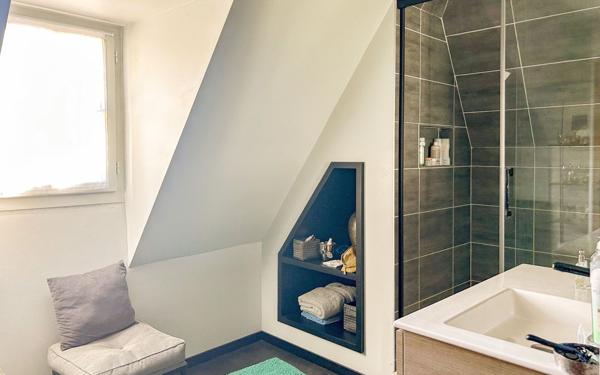 Maison à vendre    7 pièces • 219 m2 Rontignon