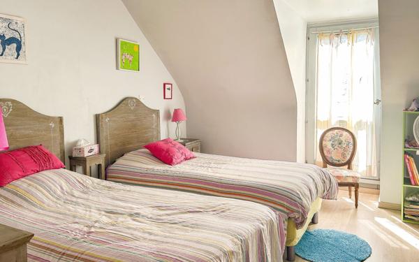 Maison à vendre    7 pièces • 219 m2 Rontignon