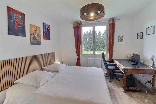 Mas rénové en campagne 200m² habitables avec jardin, piscine et garage