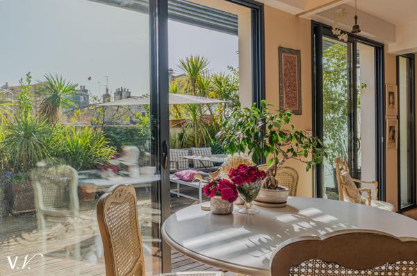 TRIANGLE D'OR BORDEAUX- TRES BEL APPARTEMENT DE PLAIN-PIED