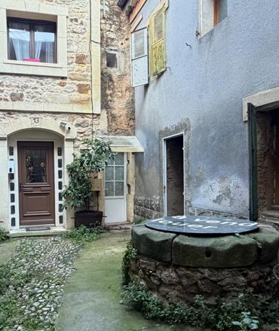 Petite maison de village à rénover.