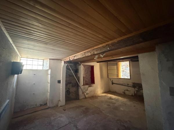 Petite maison de village à rénover.