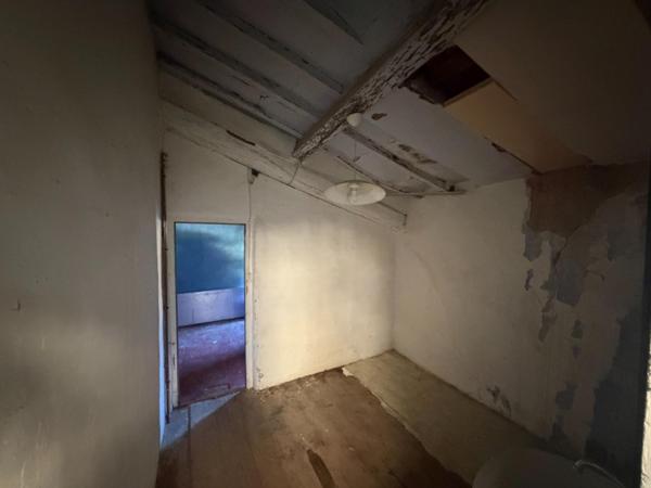 Petite maison de village à rénover.