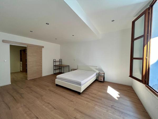 Immeuble
         8 pièces
        - 320 m² 359 000 € *