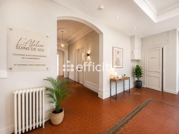 Bureau
         8 pièces
        - 223 m² Exclusivité 650 000 € *