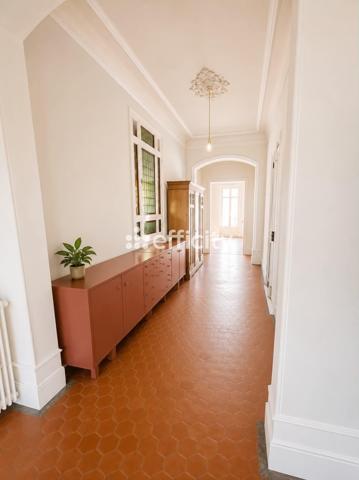 Bureau
         8 pièces
        - 223 m² Exclusivité 650 000 € *