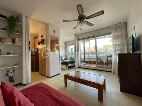Et si le bon moment pour avoir votre pied-à-terre à La Grande-Motte, c’était maintenant ?
Dans le secteur recherché de la Petite Motte, au sein de la résidence Fleurie 1, découvrez cet appartement d’environ 32 m² à rénover, avec parking privatif.
Mais ici, ne vous arrêtez pas à l’intérieur.
Ce que vous achetez avant tout, c’est une adresse.
La plage du Couchant à quelques minutes à pied, les commerces, restaurants, boulangerie, pharmacie et animations à proximité immédiate… Ici, tout se fait à pied ou à vélo.
Et aux beaux jours ? Vous profitez de la piscine de la résidence sans même avoir à prendre la voiture.

La copropriété a bénéficié d'importantes améliorations : façades et parties communes rénovées, chaudière neuve et piscine rénovée. Des travaux importants déjà réalisés qui renforcent l'intérêt de cette résidence pour un investissement plaisir au bord de la Méditerranée.
L'appartement, situé en rez-de-chaussée surélevé, est à rénover. Une contrainte ? Pas forcément.
C’est surtout l’occasion de créer votre pied-à-terre, à votre goût, sans payer une rénovation qui ne vous ressemble pas.
Car la décoration se change, une cuisine se crée, un appartement se transforme.

Mais l'emplacement, lui, ne changera jamais.

La Grande-Motte, c’est aussi la possibilité de venir facilement pour quelques jours ou un week-end grâce à la proximité de Montpellier, de sa gare et de son aéroport.
L’été pour la plage, la piscine et l’animation.
L’arrière-saison pour retrouver une station plus calme, lumineuse et paisible, avec la Méditerranée presque pour soi.
Un pied-à-terre à personnaliser, une résidence avec piscine, un parking et la plage à pied.
Il ne reste plus qu’à imaginer ce que vous allez en faire.

Un intérieur se transforme. Une belle adresse se choisit.
