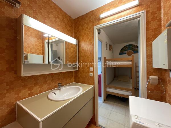 Et si le bon moment pour avoir votre pied-à-terre à La Grande-Motte, c’était maintenant ?
Dans le secteur recherché de la Petite Motte, au sein de la résidence Fleurie 1, découvrez cet appartement d’environ 32 m² à rénover, avec parking privatif.
Mais ici, ne vous arrêtez pas à l’intérieur.
Ce que vous achetez avant tout, c’est une adresse.
La plage du Couchant à quelques minutes à pied, les commerces, restaurants, boulangerie, pharmacie et animations à proximité immédiate… Ici, tout se fait à pied ou à vélo.
Et aux beaux jours ? Vous profitez de la piscine de la résidence sans même avoir à prendre la voiture.

La copropriété a bénéficié d'importantes améliorations : façades et parties communes rénovées, chaudière neuve et piscine rénovée. Des travaux importants déjà réalisés qui renforcent l'intérêt de cette résidence pour un investissement plaisir au bord de la Méditerranée.
L'appartement, situé en rez-de-chaussée surélevé, est à rénover. Une contrainte ? Pas forcément.
C’est surtout l’occasion de créer votre pied-à-terre, à votre goût, sans payer une rénovation qui ne vous ressemble pas.
Car la décoration se change, une cuisine se crée, un appartement se transforme.

Mais l'emplacement, lui, ne changera jamais.

La Grande-Motte, c’est aussi la possibilité de venir facilement pour quelques jours ou un week-end grâce à la proximité de Montpellier, de sa gare et de son aéroport.
L’été pour la plage, la piscine et l’animation.
L’arrière-saison pour retrouver une station plus calme, lumineuse et paisible, avec la Méditerranée presque pour soi.
Un pied-à-terre à personnaliser, une résidence avec piscine, un parking et la plage à pied.
Il ne reste plus qu’à imaginer ce que vous allez en faire.

Un intérieur se transforme. Une belle adresse se choisit.