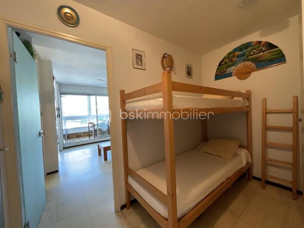 Et si le bon moment pour avoir votre pied-à-terre à La Grande-Motte, c’était maintenant ?
Dans le secteur recherché de la Petite Motte, au sein de la résidence Fleurie 1, découvrez cet appartement d’environ 32 m² à rénover, avec parking privatif.
Mais ici, ne vous arrêtez pas à l’intérieur.
Ce que vous achetez avant tout, c’est une adresse.
La plage du Couchant à quelques minutes à pied, les commerces, restaurants, boulangerie, pharmacie et animations à proximité immédiate… Ici, tout se fait à pied ou à vélo.
Et aux beaux jours ? Vous profitez de la piscine de la résidence sans même avoir à prendre la voiture.

La copropriété a bénéficié d'importantes améliorations : façades et parties communes rénovées, chaudière neuve et piscine rénovée. Des travaux importants déjà réalisés qui renforcent l'intérêt de cette résidence pour un investissement plaisir au bord de la Méditerranée.
L'appartement, situé en rez-de-chaussée surélevé, est à rénover. Une contrainte ? Pas forcément.
C’est surtout l’occasion de créer votre pied-à-terre, à votre goût, sans payer une rénovation qui ne vous ressemble pas.
Car la décoration se change, une cuisine se crée, un appartement se transforme.

Mais l'emplacement, lui, ne changera jamais.

La Grande-Motte, c’est aussi la possibilité de venir facilement pour quelques jours ou un week-end grâce à la proximité de Montpellier, de sa gare et de son aéroport.
L’été pour la plage, la piscine et l’animation.
L’arrière-saison pour retrouver une station plus calme, lumineuse et paisible, avec la Méditerranée presque pour soi.
Un pied-à-terre à personnaliser, une résidence avec piscine, un parking et la plage à pied.
Il ne reste plus qu’à imaginer ce que vous allez en faire.

Un intérieur se transforme. Une belle adresse se choisit.
