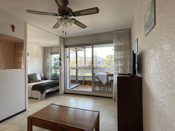 Et si le bon moment pour avoir votre pied-à-terre à La Grande-Motte, c’était maintenant ?
Dans le secteur recherché de la Petite Motte, au sein de la résidence Fleurie 1, découvrez cet appartement d’environ 32 m² à rénover, avec parking privatif.
Mais ici, ne vous arrêtez pas à l’intérieur.
Ce que vous achetez avant tout, c’est une adresse.
La plage du Couchant à quelques minutes à pied, les commerces, restaurants, boulangerie, pharmacie et animations à proximité immédiate… Ici, tout se fait à pied ou à vélo.
Et aux beaux jours ? Vous profitez de la piscine de la résidence sans même avoir à prendre la voiture.

La copropriété a bénéficié d'importantes améliorations : façades et parties communes rénovées, chaudière neuve et piscine rénovée. Des travaux importants déjà réalisés qui renforcent l'intérêt de cette résidence pour un investissement plaisir au bord de la Méditerranée.
L'appartement, situé en rez-de-chaussée surélevé, est à rénover. Une contrainte ? Pas forcément.
C’est surtout l’occasion de créer votre pied-à-terre, à votre goût, sans payer une rénovation qui ne vous ressemble pas.
Car la décoration se change, une cuisine se crée, un appartement se transforme.

Mais l'emplacement, lui, ne changera jamais.

La Grande-Motte, c’est aussi la possibilité de venir facilement pour quelques jours ou un week-end grâce à la proximité de Montpellier, de sa gare et de son aéroport.
L’été pour la plage, la piscine et l’animation.
L’arrière-saison pour retrouver une station plus calme, lumineuse et paisible, avec la Méditerranée presque pour soi.
Un pied-à-terre à personnaliser, une résidence avec piscine, un parking et la plage à pied.
Il ne reste plus qu’à imaginer ce que vous allez en faire.

Un intérieur se transforme. Une belle adresse se choisit.