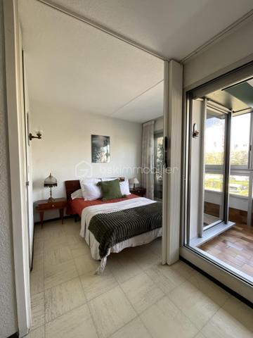 Et si le bon moment pour avoir votre pied-à-terre à La Grande-Motte, c’était maintenant ?
Dans le secteur recherché de la Petite Motte, au sein de la résidence Fleurie 1, découvrez cet appartement d’environ 32 m² à rénover, avec parking privatif.
Mais ici, ne vous arrêtez pas à l’intérieur.
Ce que vous achetez avant tout, c’est une adresse.
La plage du Couchant à quelques minutes à pied, les commerces, restaurants, boulangerie, pharmacie et animations à proximité immédiate… Ici, tout se fait à pied ou à vélo.
Et aux beaux jours ? Vous profitez de la piscine de la résidence sans même avoir à prendre la voiture.

La copropriété a bénéficié d'importantes améliorations : façades et parties communes rénovées, chaudière neuve et piscine rénovée. Des travaux importants déjà réalisés qui renforcent l'intérêt de cette résidence pour un investissement plaisir au bord de la Méditerranée.
L'appartement, situé en rez-de-chaussée surélevé, est à rénover. Une contrainte ? Pas forcément.
C’est surtout l’occasion de créer votre pied-à-terre, à votre goût, sans payer une rénovation qui ne vous ressemble pas.
Car la décoration se change, une cuisine se crée, un appartement se transforme.

Mais l'emplacement, lui, ne changera jamais.

La Grande-Motte, c’est aussi la possibilité de venir facilement pour quelques jours ou un week-end grâce à la proximité de Montpellier, de sa gare et de son aéroport.
L’été pour la plage, la piscine et l’animation.
L’arrière-saison pour retrouver une station plus calme, lumineuse et paisible, avec la Méditerranée presque pour soi.
Un pied-à-terre à personnaliser, une résidence avec piscine, un parking et la plage à pied.
Il ne reste plus qu’à imaginer ce que vous allez en faire.

Un intérieur se transforme. Une belle adresse se choisit.