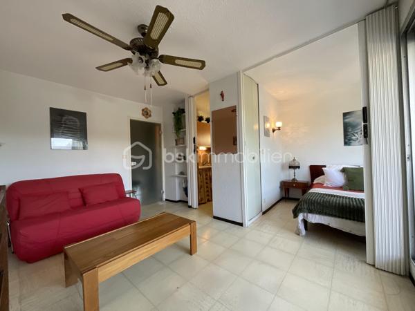 Et si le bon moment pour avoir votre pied-à-terre à La Grande-Motte, c’était maintenant ?
Dans le secteur recherché de la Petite Motte, au sein de la résidence Fleurie 1, découvrez cet appartement d’environ 32 m² à rénover, avec parking privatif.
Mais ici, ne vous arrêtez pas à l’intérieur.
Ce que vous achetez avant tout, c’est une adresse.
La plage du Couchant à quelques minutes à pied, les commerces, restaurants, boulangerie, pharmacie et animations à proximité immédiate… Ici, tout se fait à pied ou à vélo.
Et aux beaux jours ? Vous profitez de la piscine de la résidence sans même avoir à prendre la voiture.

La copropriété a bénéficié d'importantes améliorations : façades et parties communes rénovées, chaudière neuve et piscine rénovée. Des travaux importants déjà réalisés qui renforcent l'intérêt de cette résidence pour un investissement plaisir au bord de la Méditerranée.
L'appartement, situé en rez-de-chaussée surélevé, est à rénover. Une contrainte ? Pas forcément.
C’est surtout l’occasion de créer votre pied-à-terre, à votre goût, sans payer une rénovation qui ne vous ressemble pas.
Car la décoration se change, une cuisine se crée, un appartement se transforme.

Mais l'emplacement, lui, ne changera jamais.

La Grande-Motte, c’est aussi la possibilité de venir facilement pour quelques jours ou un week-end grâce à la proximité de Montpellier, de sa gare et de son aéroport.
L’été pour la plage, la piscine et l’animation.
L’arrière-saison pour retrouver une station plus calme, lumineuse et paisible, avec la Méditerranée presque pour soi.
Un pied-à-terre à personnaliser, une résidence avec piscine, un parking et la plage à pied.
Il ne reste plus qu’à imaginer ce que vous allez en faire.

Un intérieur se transforme. Une belle adresse se choisit.