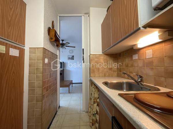 Et si le bon moment pour avoir votre pied-à-terre à La Grande-Motte, c’était maintenant ?
Dans le secteur recherché de la Petite Motte, au sein de la résidence Fleurie 1, découvrez cet appartement d’environ 32 m² à rénover, avec parking privatif.
Mais ici, ne vous arrêtez pas à l’intérieur.
Ce que vous achetez avant tout, c’est une adresse.
La plage du Couchant à quelques minutes à pied, les commerces, restaurants, boulangerie, pharmacie et animations à proximité immédiate… Ici, tout se fait à pied ou à vélo.
Et aux beaux jours ? Vous profitez de la piscine de la résidence sans même avoir à prendre la voiture.

La copropriété a bénéficié d'importantes améliorations : façades et parties communes rénovées, chaudière neuve et piscine rénovée. Des travaux importants déjà réalisés qui renforcent l'intérêt de cette résidence pour un investissement plaisir au bord de la Méditerranée.
L'appartement, situé en rez-de-chaussée surélevé, est à rénover. Une contrainte ? Pas forcément.
C’est surtout l’occasion de créer votre pied-à-terre, à votre goût, sans payer une rénovation qui ne vous ressemble pas.
Car la décoration se change, une cuisine se crée, un appartement se transforme.

Mais l'emplacement, lui, ne changera jamais.

La Grande-Motte, c’est aussi la possibilité de venir facilement pour quelques jours ou un week-end grâce à la proximité de Montpellier, de sa gare et de son aéroport.
L’été pour la plage, la piscine et l’animation.
L’arrière-saison pour retrouver une station plus calme, lumineuse et paisible, avec la Méditerranée presque pour soi.
Un pied-à-terre à personnaliser, une résidence avec piscine, un parking et la plage à pied.
Il ne reste plus qu’à imaginer ce que vous allez en faire.

Un intérieur se transforme. Une belle adresse se choisit.