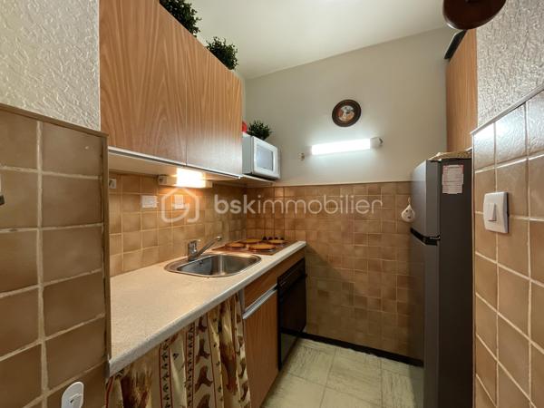 Et si le bon moment pour avoir votre pied-à-terre à La Grande-Motte, c’était maintenant ?
Dans le secteur recherché de la Petite Motte, au sein de la résidence Fleurie 1, découvrez cet appartement d’environ 32 m² à rénover, avec parking privatif.
Mais ici, ne vous arrêtez pas à l’intérieur.
Ce que vous achetez avant tout, c’est une adresse.
La plage du Couchant à quelques minutes à pied, les commerces, restaurants, boulangerie, pharmacie et animations à proximité immédiate… Ici, tout se fait à pied ou à vélo.
Et aux beaux jours ? Vous profitez de la piscine de la résidence sans même avoir à prendre la voiture.

La copropriété a bénéficié d'importantes améliorations : façades et parties communes rénovées, chaudière neuve et piscine rénovée. Des travaux importants déjà réalisés qui renforcent l'intérêt de cette résidence pour un investissement plaisir au bord de la Méditerranée.
L'appartement, situé en rez-de-chaussée surélevé, est à rénover. Une contrainte ? Pas forcément.
C’est surtout l’occasion de créer votre pied-à-terre, à votre goût, sans payer une rénovation qui ne vous ressemble pas.
Car la décoration se change, une cuisine se crée, un appartement se transforme.

Mais l'emplacement, lui, ne changera jamais.

La Grande-Motte, c’est aussi la possibilité de venir facilement pour quelques jours ou un week-end grâce à la proximité de Montpellier, de sa gare et de son aéroport.
L’été pour la plage, la piscine et l’animation.
L’arrière-saison pour retrouver une station plus calme, lumineuse et paisible, avec la Méditerranée presque pour soi.
Un pied-à-terre à personnaliser, une résidence avec piscine, un parking et la plage à pied.
Il ne reste plus qu’à imaginer ce que vous allez en faire.

Un intérieur se transforme. Une belle adresse se choisit.