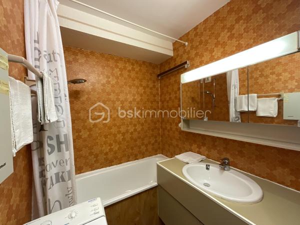 Et si le bon moment pour avoir votre pied-à-terre à La Grande-Motte, c’était maintenant ?
Dans le secteur recherché de la Petite Motte, au sein de la résidence Fleurie 1, découvrez cet appartement d’environ 32 m² à rénover, avec parking privatif.
Mais ici, ne vous arrêtez pas à l’intérieur.
Ce que vous achetez avant tout, c’est une adresse.
La plage du Couchant à quelques minutes à pied, les commerces, restaurants, boulangerie, pharmacie et animations à proximité immédiate… Ici, tout se fait à pied ou à vélo.
Et aux beaux jours ? Vous profitez de la piscine de la résidence sans même avoir à prendre la voiture.

La copropriété a bénéficié d'importantes améliorations : façades et parties communes rénovées, chaudière neuve et piscine rénovée. Des travaux importants déjà réalisés qui renforcent l'intérêt de cette résidence pour un investissement plaisir au bord de la Méditerranée.
L'appartement, situé en rez-de-chaussée surélevé, est à rénover. Une contrainte ? Pas forcément.
C’est surtout l’occasion de créer votre pied-à-terre, à votre goût, sans payer une rénovation qui ne vous ressemble pas.
Car la décoration se change, une cuisine se crée, un appartement se transforme.

Mais l'emplacement, lui, ne changera jamais.

La Grande-Motte, c’est aussi la possibilité de venir facilement pour quelques jours ou un week-end grâce à la proximité de Montpellier, de sa gare et de son aéroport.
L’été pour la plage, la piscine et l’animation.
L’arrière-saison pour retrouver une station plus calme, lumineuse et paisible, avec la Méditerranée presque pour soi.
Un pied-à-terre à personnaliser, une résidence avec piscine, un parking et la plage à pied.
Il ne reste plus qu’à imaginer ce que vous allez en faire.

Un intérieur se transforme. Une belle adresse se choisit.