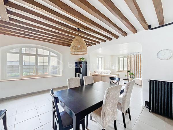 Vous cherchez une maison familiale dans le sud de l’Oise, avec de beaux volumes et la possibilité de créer encore davantage d’espace ?

Découvrez cette maison située à Amblainville, offrant actuellement 120 m² habitables, avec 6 pièces et 3 chambres.


Un potentiel idéal pour une famille souhaitant disposer de davantage de pièces : chambres supplémentaires, bureau, salle de jeux, espace pour un proche ou encore activité professionnelle.

La maison offre également un garage, plusieurs possibilités de stationnement et un jardin. 

Elle bénéficie par ailleurs d’équipements récents et économiques, avec notamment une pompe à chaleur récente, un ballon thermodynamique et un DPE classé C.

✨ Les points forts

• 120 m² habitables sur une parcelles de 365m2.
• Potentiel d’environ 180 m²
• 3 grandes chambres
• Dépendance communicante
• Garage
• Plusieurs stationnements
• Jardin 
• Pompe à chaleur récente
• DPE C

📍 Amblainville – à proximité de Bornel, Méru et Chambly

💰 NOUVEAU PRIX : 299 000 €

Une maison à découvrir pour celles et ceux qui recherchent de l’espace, du potentiel et un cadre de vie résidentiel, tout en restant à proximité des principaux pôles du secteur.

📞 Contactez-moi pour organiser une visite.