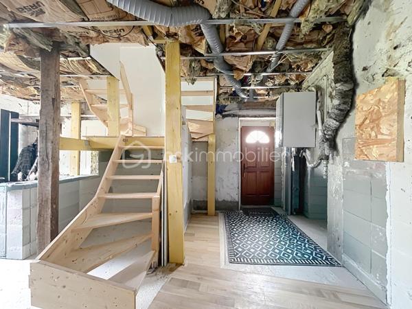 Vous cherchez une maison familiale dans le sud de l’Oise, avec de beaux volumes et la possibilité de créer encore davantage d’espace ?

Découvrez cette maison située à Amblainville, offrant actuellement 120 m² habitables, avec 6 pièces et 3 chambres.


Un potentiel idéal pour une famille souhaitant disposer de davantage de pièces : chambres supplémentaires, bureau, salle de jeux, espace pour un proche ou encore activité professionnelle.

La maison offre également un garage, plusieurs possibilités de stationnement et un jardin. 

Elle bénéficie par ailleurs d’équipements récents et économiques, avec notamment une pompe à chaleur récente, un ballon thermodynamique et un DPE classé C.

✨ Les points forts

• 120 m² habitables sur une parcelles de 365m2.
• Potentiel d’environ 180 m²
• 3 grandes chambres
• Dépendance communicante
• Garage
• Plusieurs stationnements
• Jardin 
• Pompe à chaleur récente
• DPE C

📍 Amblainville – à proximité de Bornel, Méru et Chambly

💰 NOUVEAU PRIX : 299 000 €

Une maison à découvrir pour celles et ceux qui recherchent de l’espace, du potentiel et un cadre de vie résidentiel, tout en restant à proximité des principaux pôles du secteur.

📞 Contactez-moi pour organiser une visite.