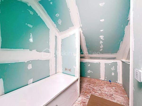 Vous cherchez une maison familiale dans le sud de l’Oise, avec de beaux volumes et la possibilité de créer encore davantage d’espace ?

Découvrez cette maison située à Amblainville, offrant actuellement 120 m² habitables, avec 6 pièces et 3 chambres.


Un potentiel idéal pour une famille souhaitant disposer de davantage de pièces : chambres supplémentaires, bureau, salle de jeux, espace pour un proche ou encore activité professionnelle.

La maison offre également un garage, plusieurs possibilités de stationnement et un jardin. 

Elle bénéficie par ailleurs d’équipements récents et économiques, avec notamment une pompe à chaleur récente, un ballon thermodynamique et un DPE classé C.

✨ Les points forts

• 120 m² habitables sur une parcelles de 365m2.
• Potentiel d’environ 180 m²
• 3 grandes chambres
• Dépendance communicante
• Garage
• Plusieurs stationnements
• Jardin 
• Pompe à chaleur récente
• DPE C

📍 Amblainville – à proximité de Bornel, Méru et Chambly

💰 NOUVEAU PRIX : 299 000 €

Une maison à découvrir pour celles et ceux qui recherchent de l’espace, du potentiel et un cadre de vie résidentiel, tout en restant à proximité des principaux pôles du secteur.

📞 Contactez-moi pour organiser une visite.