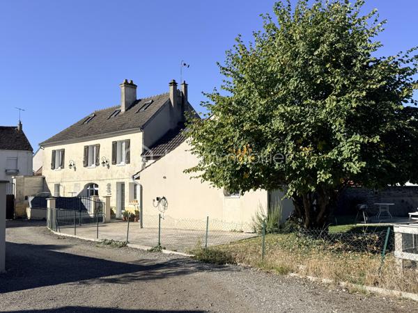 Vous cherchez une maison familiale dans le sud de l’Oise, avec de beaux volumes et la possibilité de créer encore davantage d’espace ?

Découvrez cette maison située à Amblainville, offrant actuellement 120 m² habitables, avec 6 pièces et 3 chambres.


Un potentiel idéal pour une famille souhaitant disposer de davantage de pièces : chambres supplémentaires, bureau, salle de jeux, espace pour un proche ou encore activité professionnelle.

La maison offre également un garage, plusieurs possibilités de stationnement et un jardin. 

Elle bénéficie par ailleurs d’équipements récents et économiques, avec notamment une pompe à chaleur récente, un ballon thermodynamique et un DPE classé C.

✨ Les points forts

• 120 m² habitables sur une parcelles de 365m2.
• Potentiel d’environ 180 m²
• 3 grandes chambres
• Dépendance communicante
• Garage
• Plusieurs stationnements
• Jardin 
• Pompe à chaleur récente
• DPE C

📍 Amblainville – à proximité de Bornel, Méru et Chambly

💰 NOUVEAU PRIX : 299 000 €

Une maison à découvrir pour celles et ceux qui recherchent de l’espace, du potentiel et un cadre de vie résidentiel, tout en restant à proximité des principaux pôles du secteur.

📞 Contactez-moi pour organiser une visite.