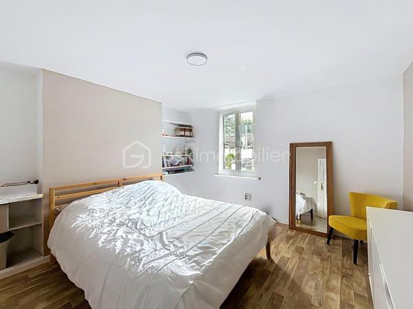 Vous cherchez une maison familiale dans le sud de l’Oise, avec de beaux volumes et la possibilité de créer encore davantage d’espace ?

Découvrez cette maison située à Amblainville, offrant actuellement 120 m² habitables, avec 6 pièces et 3 chambres.


Un potentiel idéal pour une famille souhaitant disposer de davantage de pièces : chambres supplémentaires, bureau, salle de jeux, espace pour un proche ou encore activité professionnelle.

La maison offre également un garage, plusieurs possibilités de stationnement et un jardin. 

Elle bénéficie par ailleurs d’équipements récents et économiques, avec notamment une pompe à chaleur récente, un ballon thermodynamique et un DPE classé C.

✨ Les points forts

• 120 m² habitables sur une parcelles de 365m2.
• Potentiel d’environ 180 m²
• 3 grandes chambres
• Dépendance communicante
• Garage
• Plusieurs stationnements
• Jardin 
• Pompe à chaleur récente
• DPE C

📍 Amblainville – à proximité de Bornel, Méru et Chambly

💰 NOUVEAU PRIX : 299 000 €

Une maison à découvrir pour celles et ceux qui recherchent de l’espace, du potentiel et un cadre de vie résidentiel, tout en restant à proximité des principaux pôles du secteur.

📞 Contactez-moi pour organiser une visite.